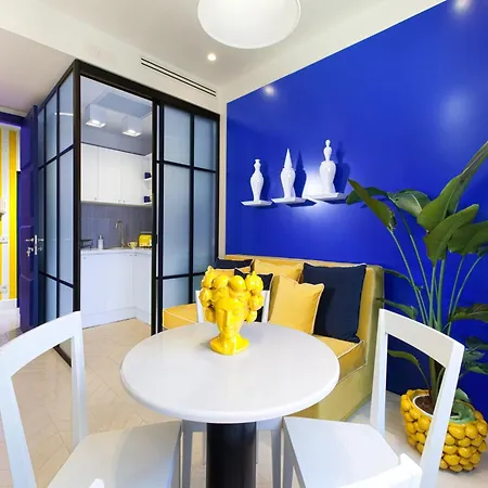 Apartment In Sorrento Near Beaches * סורנטו